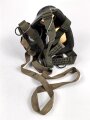 Gasmaske Modell 1938 Wehrmacht. Maskenkörper schwarz, Metallteile blau lackiert , datiert 1943. Gummi weich.