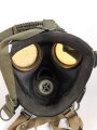Gasmaske Modell 1938 Wehrmacht. Maskenkörper schwarz, Metallteile blau lackiert , datiert 1943. Gummi weich.