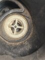 Gasmaske Modell 1938 Wehrmacht. Maskenkörper schwarz, Metallteile blau lackiert , datiert 1943. Gummi weich.