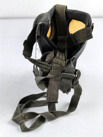 Gasmaske Modell 1938 Wehrmacht. Maskenkörper schwarz, Metallteile blau lackiert , datiert 1944. Gummi weich. Mit Filtereinsatz 41, datiert 1944