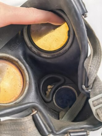 Gasmaske Modell 1938 Wehrmacht. Maskenkörper schwarz, Metallteile blau lackiert , datiert 1944. Gummi weich. Mit Filtereinsatz 41, datiert 1944