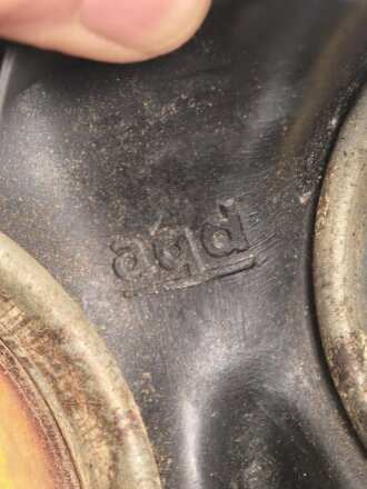 Gasmaske Modell 1938 Wehrmacht. Maskenkörper schwarz, Metallteile blau lackiert , datiert 1944. Gummi weich. Mit Filtereinsatz 41, datiert 1944