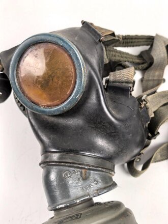 Gasmaske Modell 1938 Wehrmacht. Maskenkörper schwarz, Metallteile blau lackiert , datiert 1944. Gummi weich. Mit Filtereinsatz 41, datiert 1944