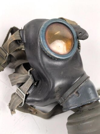 Gasmaske Modell 1938 Wehrmacht. Maskenkörper schwarz, Metallteile blau lackiert , datiert 1944. Gummi weich. Mit Filtereinsatz 41, datiert 1944