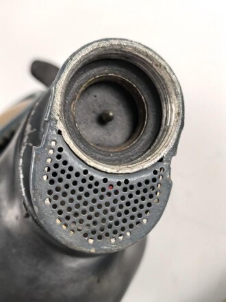 Gasmaske Modell 1938 Wehrmacht. Maskenkörper schwarz, Metallteile blau lackiert , datiert 1944. Gummi weich. Mit Filtereinsatz 41, datiert 1944