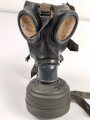 Gasmaske Modell 1938 Wehrmacht. Maskenkörper schwarz, Metallteile blau lackiert , datiert 1944. Gummi weich. Mit Filtereinsatz 41, datiert 1944