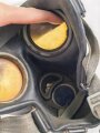 Gasmaske Modell 1938 Wehrmacht. Maskenkörper schwarz, Metallteile blau lackiert , datiert 1944. Gummi weich. Mit Filtereinsatz 41, datiert 1944