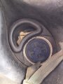 Gasmaske Modell 1938 Wehrmacht. Maskenkörper schwarz, Metallteile blau lackiert , datiert 1944. Gummi weich. Mit Filtereinsatz 41, datiert 1944