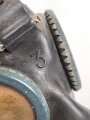 Gasmaske Modell 1938 Wehrmacht. Maskenkörper schwarz, Metallteile blau lackiert , datiert 1944. Gummi weich. Mit Filtereinsatz 41, datiert 1944