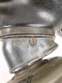 Gasmaske Modell 1938 Wehrmacht. Maskenkörper schwarz, Metallteile blau lackiert , datiert 1944. Gummi weich. Mit Filtereinsatz 41, datiert 1944