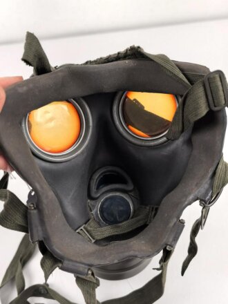 Gasmaske Modell 1938 Wehrmacht. Maskenkörper schwarz, Metallteile blau lackiert , datiert 1943. Gummi weich. Mit Filtereinsatz 41, datiert 1943