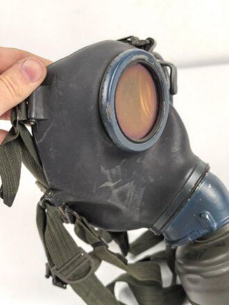 Gasmaske Modell 1938 Wehrmacht. Maskenkörper schwarz, Metallteile blau lackiert , datiert 1943. Gummi weich. Mit Filtereinsatz 41, datiert 1943