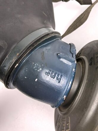 Gasmaske Modell 1938 Wehrmacht. Maskenkörper schwarz, Metallteile blau lackiert , datiert 1943. Gummi weich. Mit Filtereinsatz 41, datiert 1943