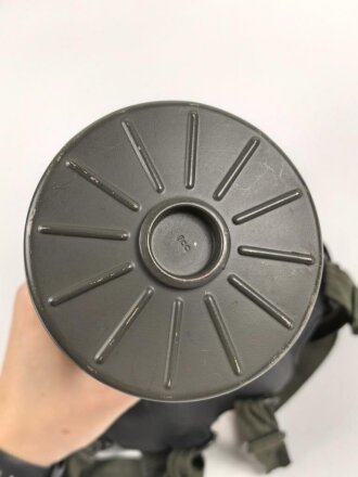 Gasmaske Modell 1938 Wehrmacht. Maskenkörper schwarz, Metallteile blau lackiert , datiert 1943. Gummi weich. Mit Filtereinsatz 41, datiert 1943