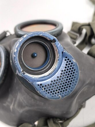 Gasmaske Modell 1938 Wehrmacht. Maskenkörper schwarz, Metallteile blau lackiert , datiert 1943. Gummi weich. Mit Filtereinsatz 41, datiert 1943