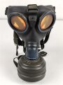 Gasmaske Modell 1938 Wehrmacht. Maskenkörper schwarz, Metallteile blau lackiert , datiert 1943. Gummi weich. Mit Filtereinsatz 41, datiert 1943