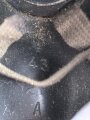 Gasmaske Modell 1938 Wehrmacht. Maskenkörper schwarz, Metallteile blau lackiert , datiert 1943. Gummi weich. Mit Filtereinsatz 41, datiert 1943