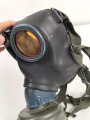 Gasmaske Modell 1938 Wehrmacht. Maskenkörper schwarz, Metallteile blau lackiert , datiert 1943. Gummi weich. Mit Filtereinsatz 41, datiert 1943