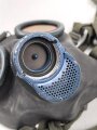 Gasmaske Modell 1938 Wehrmacht. Maskenkörper schwarz, Metallteile blau lackiert , datiert 1943. Gummi weich. Mit Filtereinsatz 41, datiert 1943