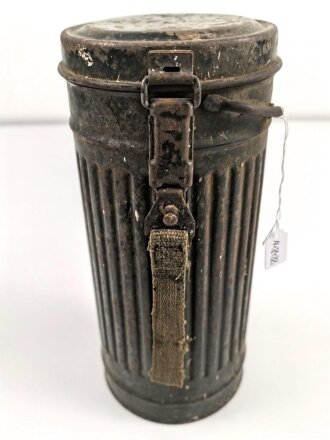 Gasmaskendose " Bereitschaftsbüchse" Modell 1938 Wehrmacht. Ungereinigt, Haken abgerissen, innliegend