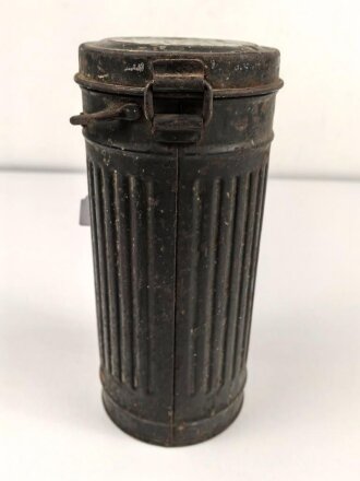 Gasmaskendose " Bereitschaftsbüchse" Modell 1938 Wehrmacht. Ungereinigt, Haken abgerissen, innliegend