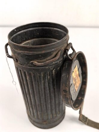Gasmaskendose " Bereitschaftsbüchse" Modell 1938 Wehrmacht. Ungereinigt, Haken abgerissen, innliegend
