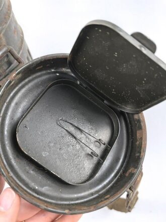 Gasmaskendose " Bereitschaftsbüchse" Modell 1938 Wehrmacht. Ungereinigt, Haken abgerissen, innliegend