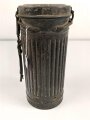 Gasmaskendose " Bereitschaftsbüchse" Modell 1938 Wehrmacht. Ungereinigt, Haken abgerissen, innliegend
