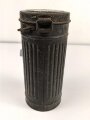 Gasmaskendose " Bereitschaftsbüchse" Modell 1938 Wehrmacht. Ungereinigt, Haken abgerissen, innliegend