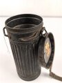 Gasmaskendose " Bereitschaftsbüchse" Modell 1938 Wehrmacht. Ungereinigt, Haken abgerissen, innliegend