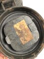 Gasmaskendose " Bereitschaftsbüchse" Modell 1938 Wehrmacht. Ungereinigt, Haken abgerissen, innliegend