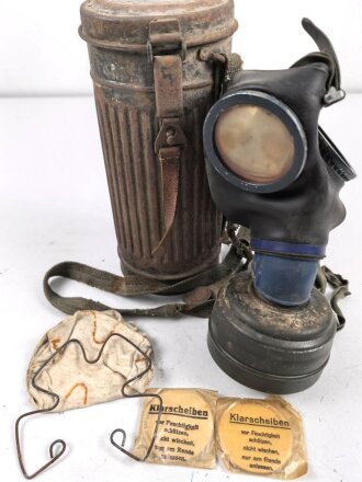 Gasmaske mit Filter in " Bereitschaftsbüchse" Modell 1938 Wehrmacht. Ungereingt