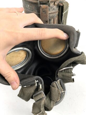 Gasmaske mit Filter in " Bereitschaftsbüchse" Modell 1938 Wehrmacht. Ungereingt