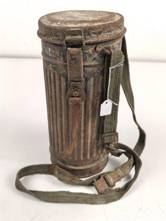 Gasmaske mit Filter in " Bereitschaftsbüchse" Modell 1938 Wehrmacht. Ungereingt
