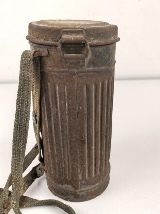Gasmaske mit Filter in " Bereitschaftsbüchse" Modell 1938 Wehrmacht. Ungereingt