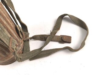 Gasmaske mit Filter in " Bereitschaftsbüchse" Modell 1938 Wehrmacht. Ungereingt