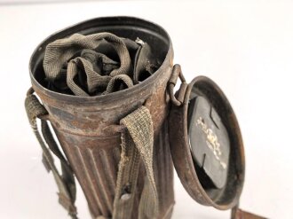 Gasmaske mit Filter in " Bereitschaftsbüchse" Modell 1938 Wehrmacht. Ungereingt