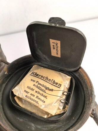 Gasmaske mit Filter in " Bereitschaftsbüchse" Modell 1938 Wehrmacht. Ungereingt