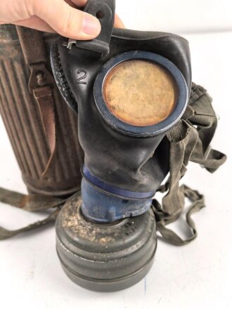 Gasmaske mit Filter in " Bereitschaftsbüchse" Modell 1938 Wehrmacht. Ungereingt