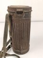 Gasmaske mit Filter in " Bereitschaftsbüchse" Modell 1938 Wehrmacht. Ungereingt