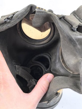 Gasmaske Modell 1938 Wehrmacht. Maskenkörper grün, Metallteile sandfarben lackiert , datiert 1941. Gummi weich, Kopfbänder unvollständig. Mit Filtereinsatz 42