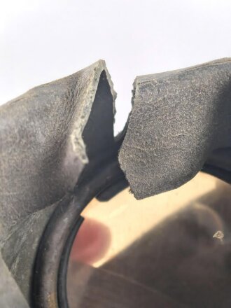 Gasmaske Modell 1938 Wehrmacht. Maskenkörper grün, Metallteile sandfarben lackiert , datiert 1941. Gummi weich, Kopfbänder unvollständig. Mit Filtereinsatz 42