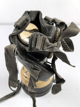 Gasmaske Modell 1938 Wehrmacht. Maskenkörper grün, Metallteile sandfarben lackiert , datiert 1941. Gummi weich, Kopfbänder unvollständig. Mit Filtereinsatz 42