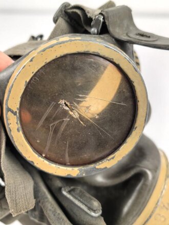 Gasmaske Modell 1938 Wehrmacht. Maskenkörper grün, Metallteile sandfarben lackiert , datiert 1941. Gummi weich, Kopfbänder unvollständig. Mit Filtereinsatz 42