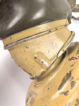Gasmaske Modell 1938 Wehrmacht. Maskenkörper grün, Metallteile sandfarben lackiert , datiert 1941. Gummi weich, Kopfbänder unvollständig. Mit Filtereinsatz 42