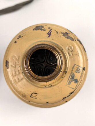Gasmaske Modell 1938 Wehrmacht. Maskenkörper grün, Metallteile sandfarben lackiert , datiert 1941. Gummi weich, Kopfbänder unvollständig. Mit Filtereinsatz 42