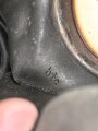 Gasmaske Modell 1938 Wehrmacht. Maskenkörper grün, Metallteile sandfarben lackiert , datiert 1941. Gummi weich, Kopfbänder unvollständig. Mit Filtereinsatz 42