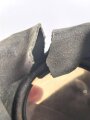 Gasmaske Modell 1938 Wehrmacht. Maskenkörper grün, Metallteile sandfarben lackiert , datiert 1941. Gummi weich, Kopfbänder unvollständig. Mit Filtereinsatz 42