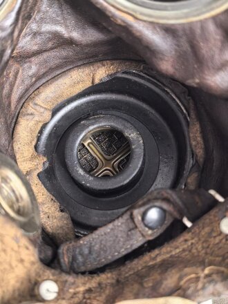 Gasmaske Reichswehr. Ledermaske aus dem 1. Weltkrieg, mit Ausatemventil versehen, Filtereinsatz 37. . Die Bereitschaftsbüchse ist eine Werkmäßig verlängerte Dose aus dem 1. Weltkrieg.