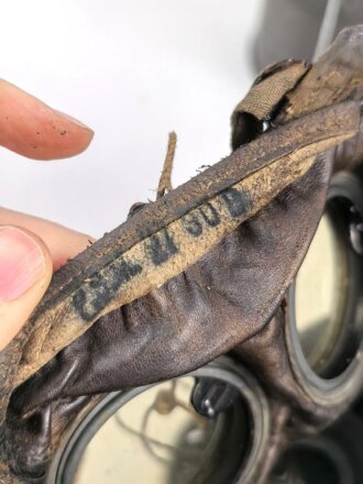 Gasmaske Reichswehr. Ledermaske aus dem 1. Weltkrieg, mit Ausatemventil versehen, Filtereinsatz 37. . Die Bereitschaftsbüchse ist eine Werkmäßig verlängerte Dose aus dem 1. Weltkrieg.